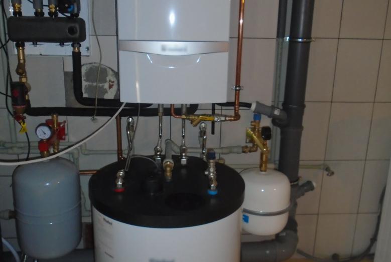 Piec gazowy z instalacją do podrzewania ciepłej wody